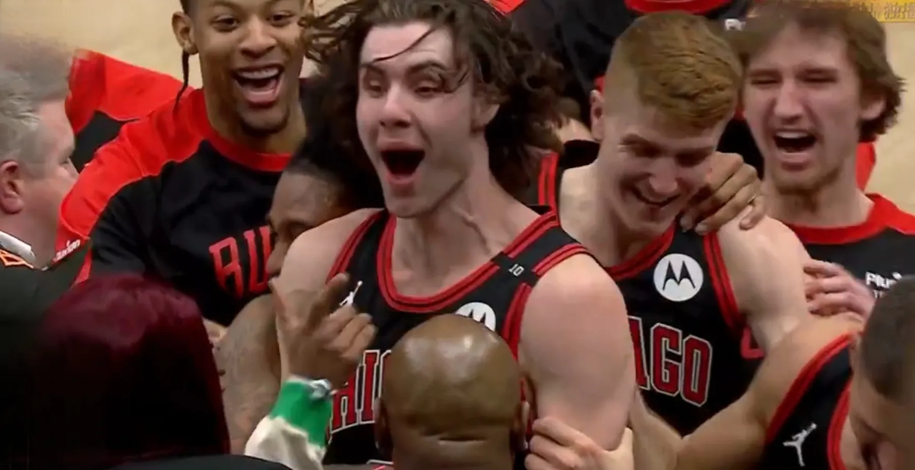 包含国王险胜公牛，西蒙斯统治全场的词条