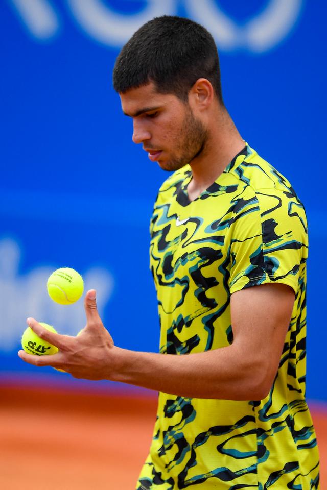 包含西班牙网球队绝地反击欧洲网球队，阿尔卡拉斯惊艳世界的词条