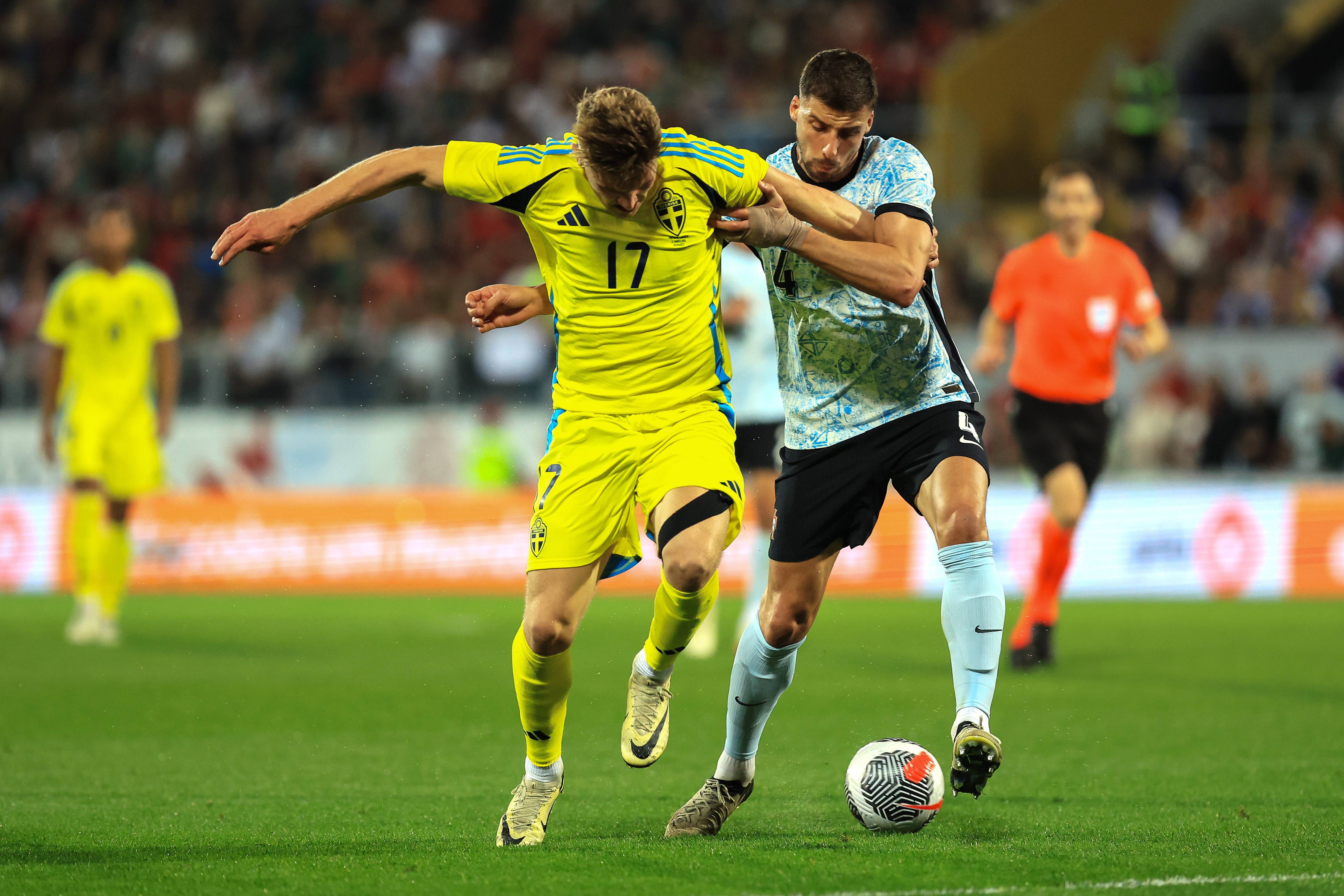 葡萄牙国际足球队球员受伤正接受治疗的简单介绍