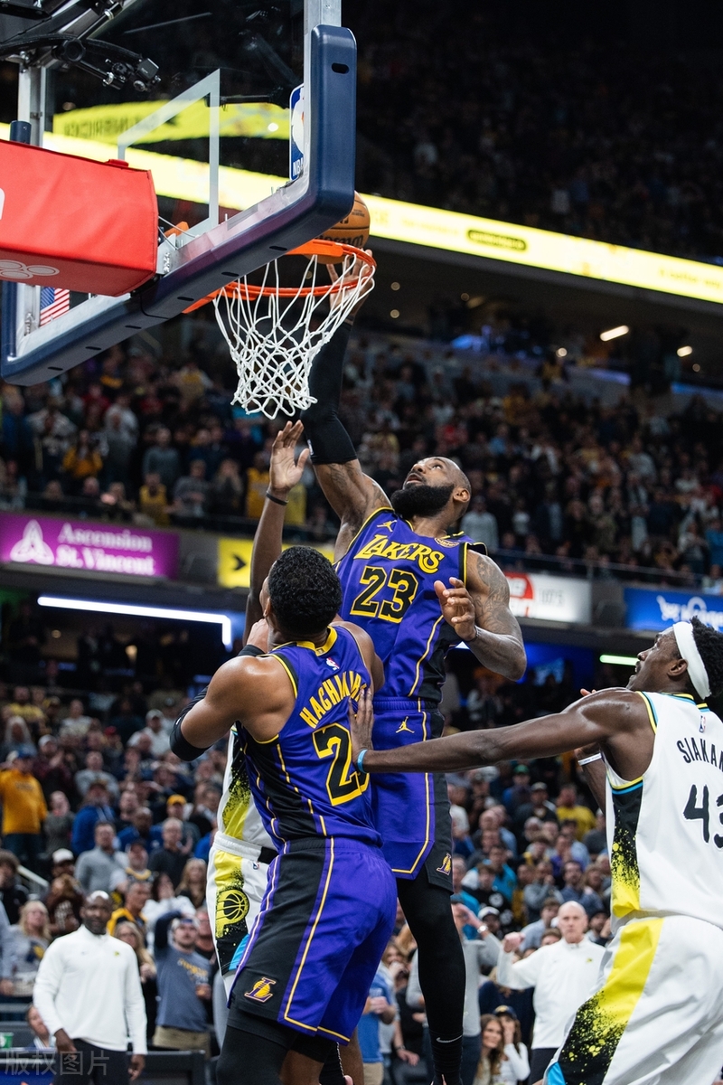 湖人击败活塞，詹姆斯全方位助球队夺胜