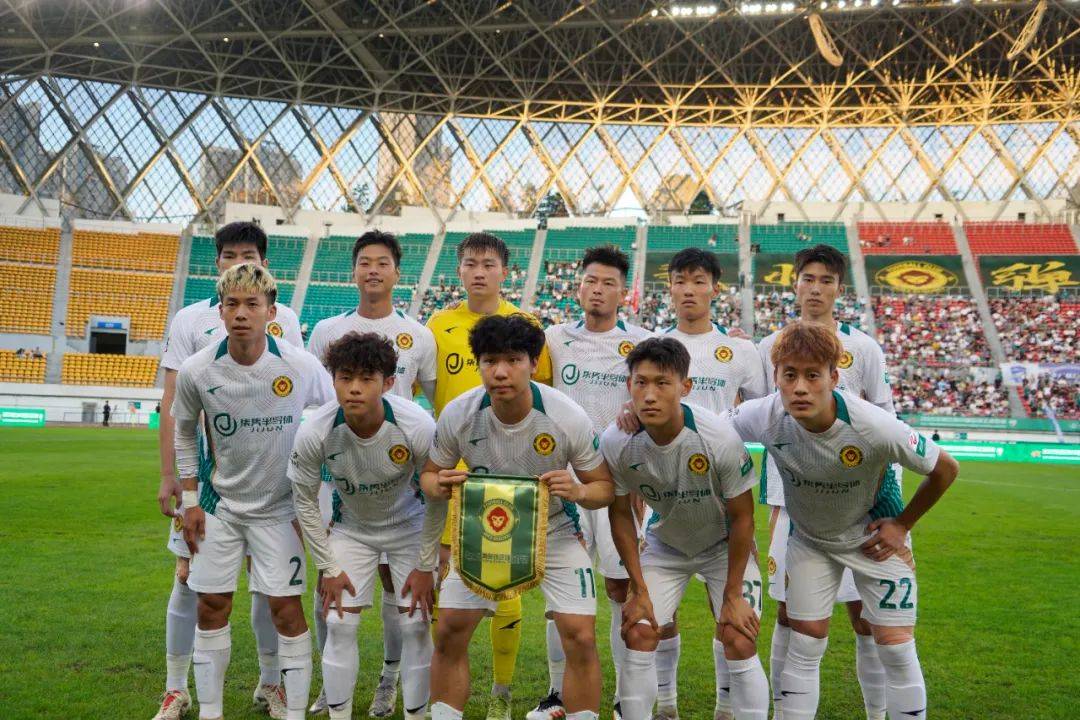 贵州队迎来胜利，球员团结奋战