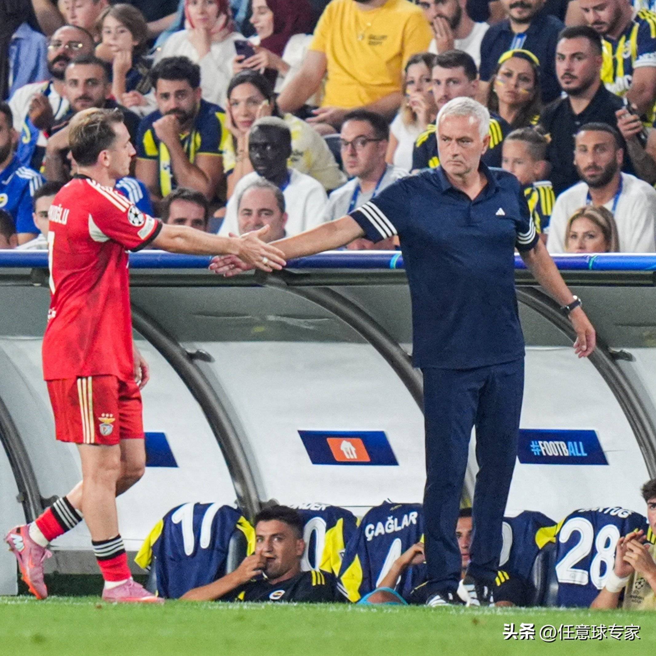 欧冠预选赛角逐激烈，裁判公正仲裁