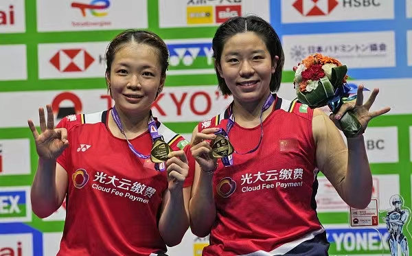 韩国羽毛球队出战显神威，斩获团体金牌