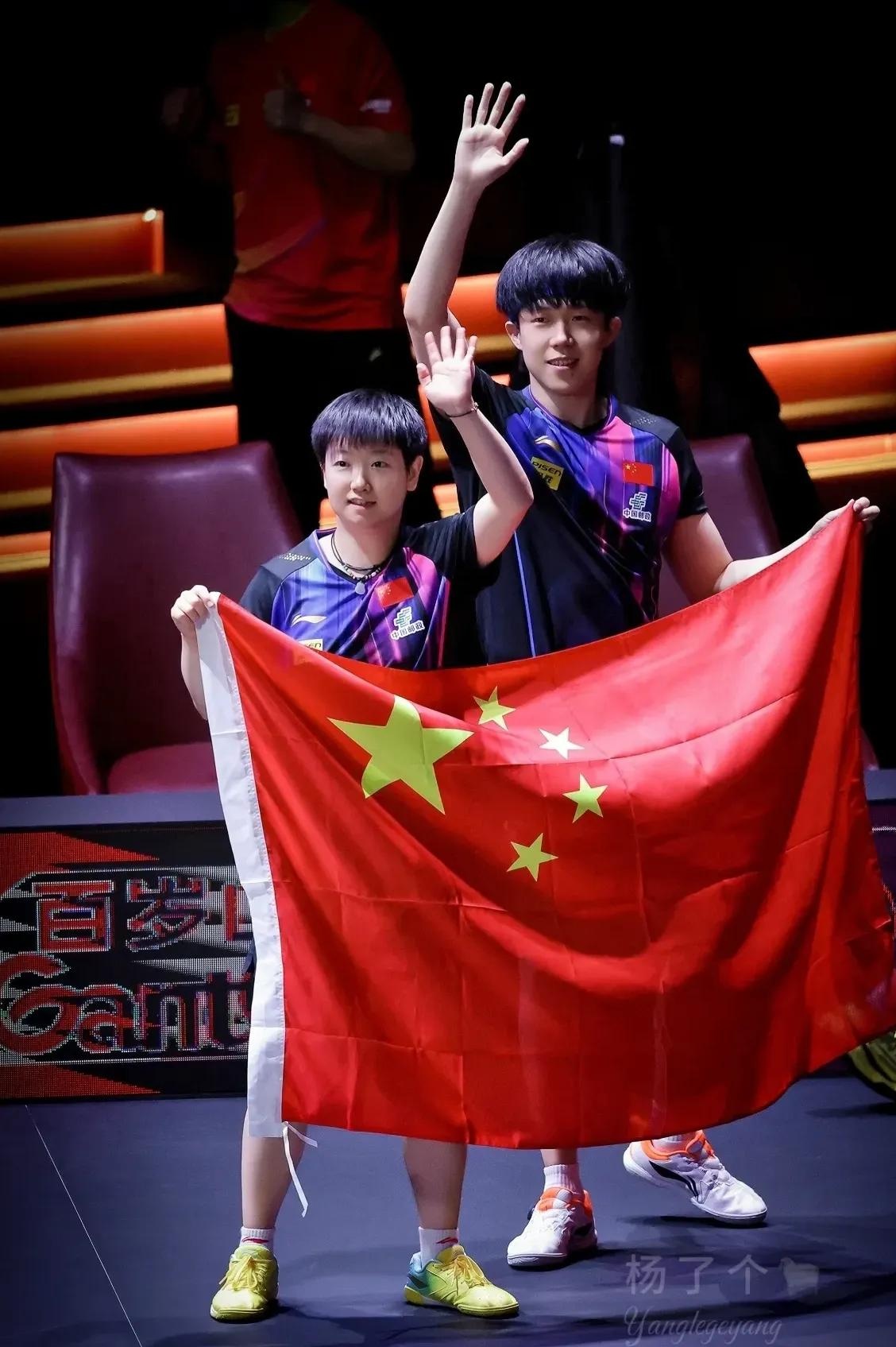 韩国羽毛球队出战显神威，斩获团体金牌